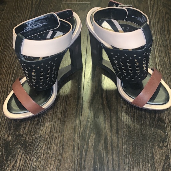 BCBG wedge heels - Picture 2 of 3